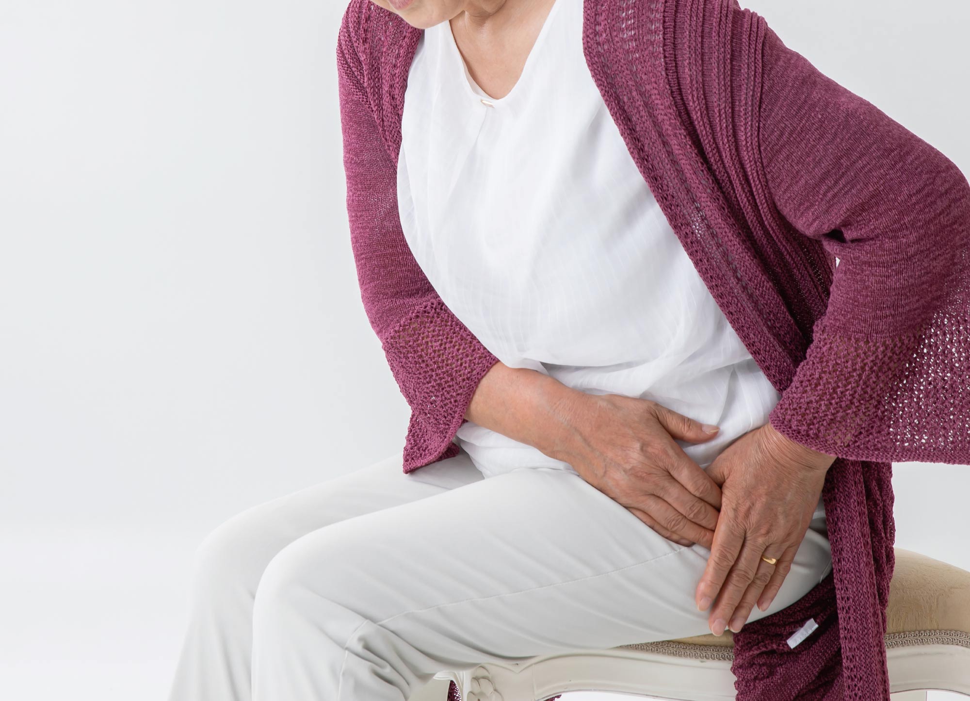 腰をおさえるおばあちゃん